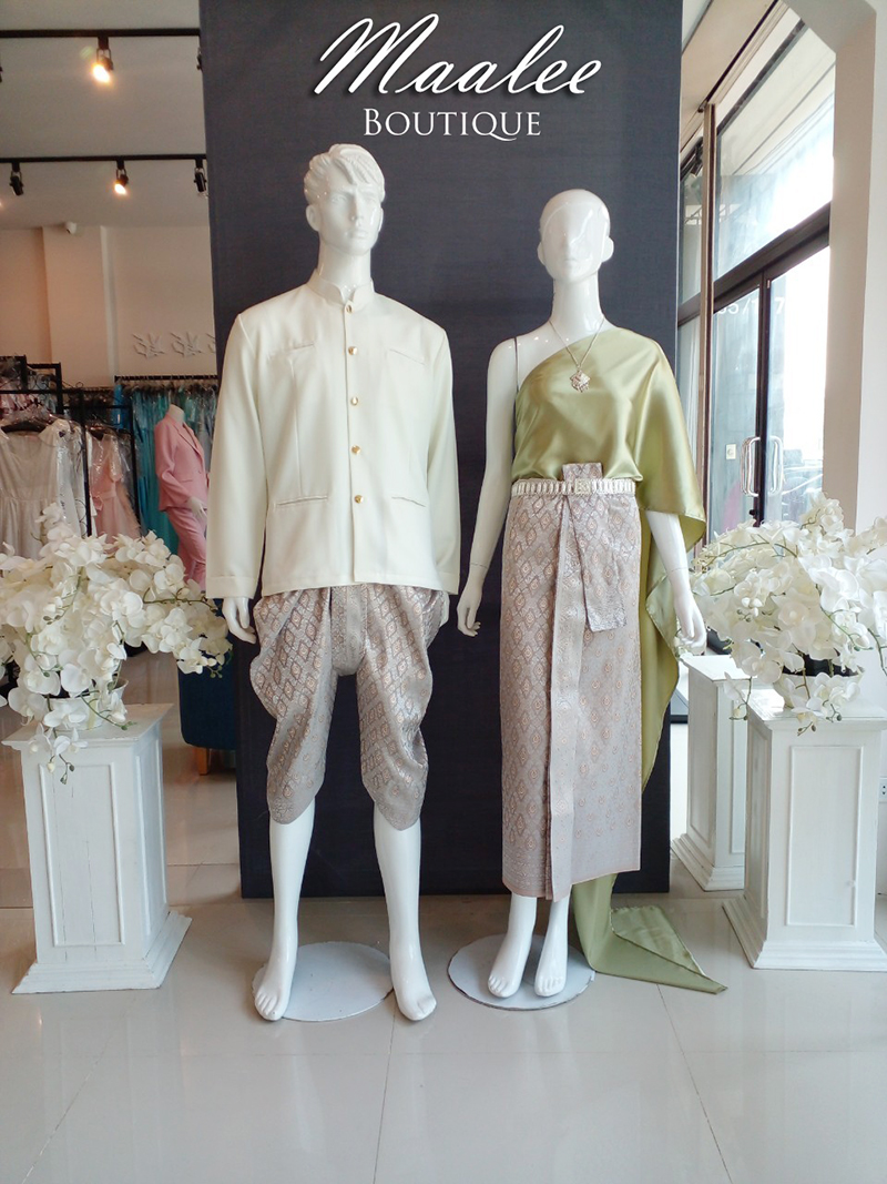 เช่า ชุดไทย ชุดเพื่อนเจ้าสาว ชุดไทยผ้าถุงสีเทาชาเงิน สไบเรียบสีเขียวอ่อน