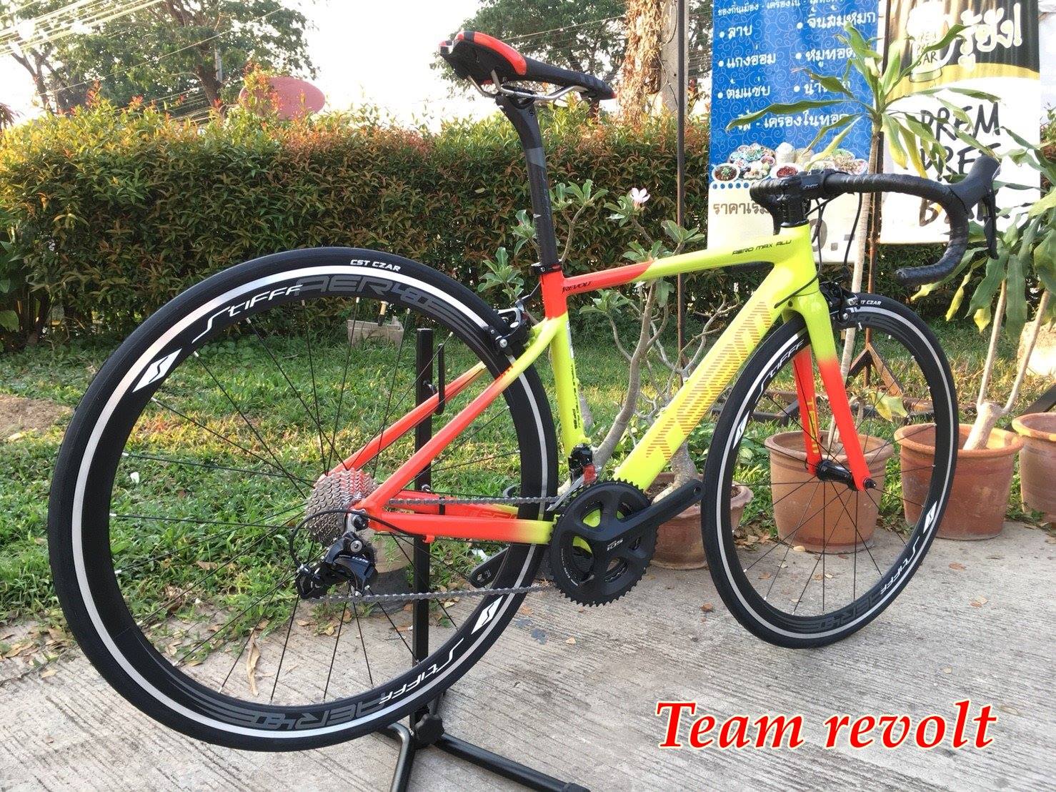 จักรยานเสือหมอบ TEAM REVOLT AERO ALLOY ROAD BIKE, 105 GROUPSET 2018
