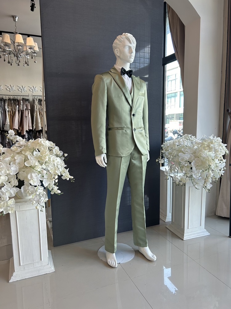 พร้อมเช่า ชุดสูทสีเขียว คอแหลม 2 กระดุม พร้อมเสื้อกั๊ก