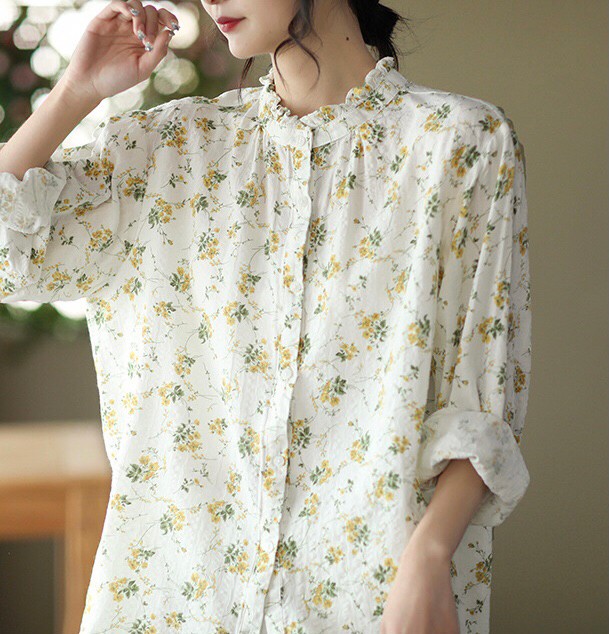 เสื้อผ้าฝ้ายลายดอกไม้แต่งคอระบาย
