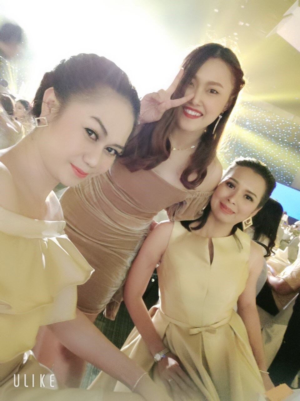 พร้อมเช่า ชุดราตรีสั้น แบบแขนกุด ผ้าซาตินเรียบหรู กระโปรงทรงA แต่งโบว์2ชั้น ช่วงเอว สีทอง (เชือกผูกหลัง)