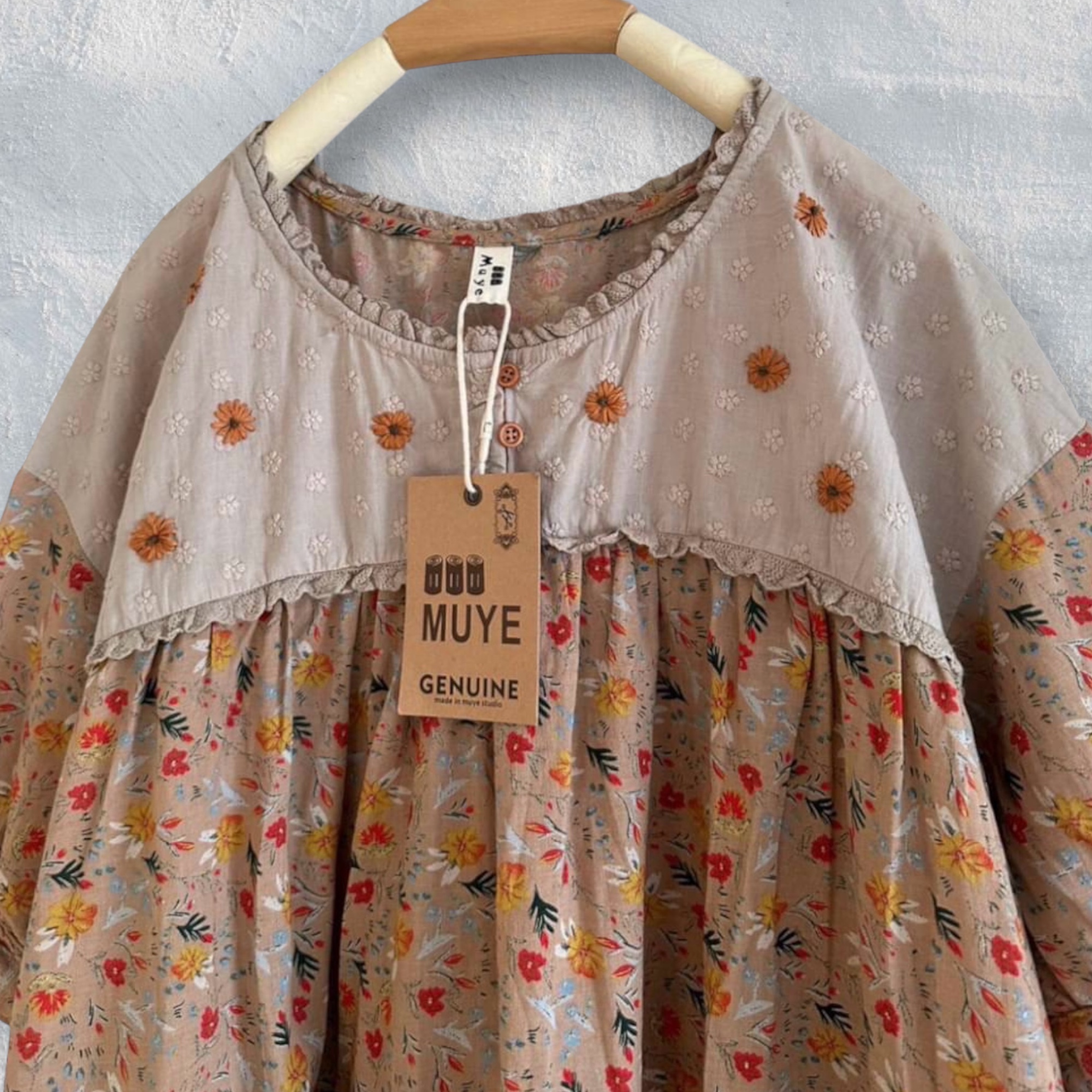 เสื้อผ้าฝ้ายลายดอกไม้แต่งผ้าลูกไม้ลายปัก