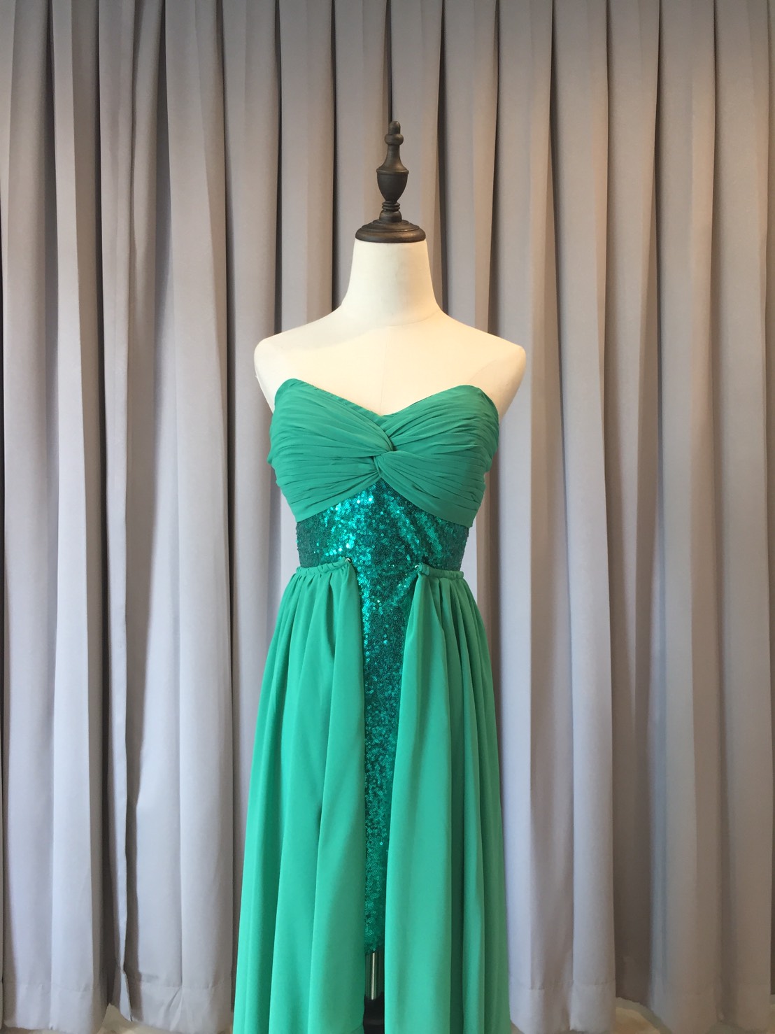 พร้อมเช่า ชุดราตรีสั้น เกาะอก สีเขียวเข้ม เข้ารูปปักเลื่อม อกแต่งผ้าชีฟอง หางปลาสามารถถอดได้