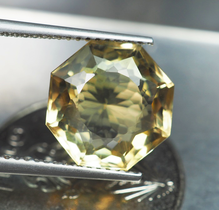 พลอยซิทรินสีเหลือง 2.55 กะรัตทรงแปดเหลี่ยม