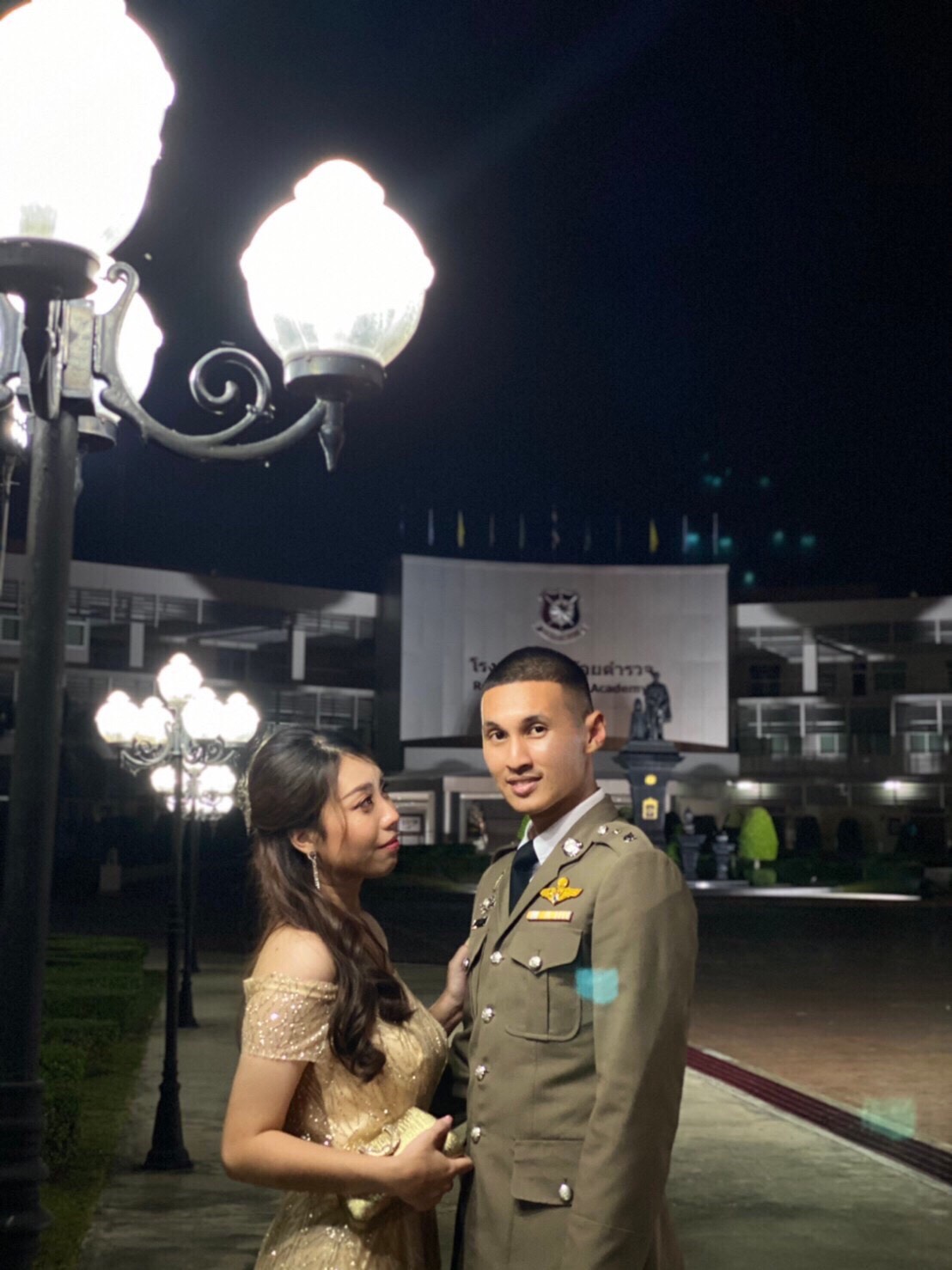 พร้อมเช่า ชุดราตรียาว แบบไหล่ปาดแขนสั้น สีทอง แต่งเม็ดกากเพชรทั้งชุด มาพร้อมเข็มขัดรูปใบไม้สีทอง หรูมาก