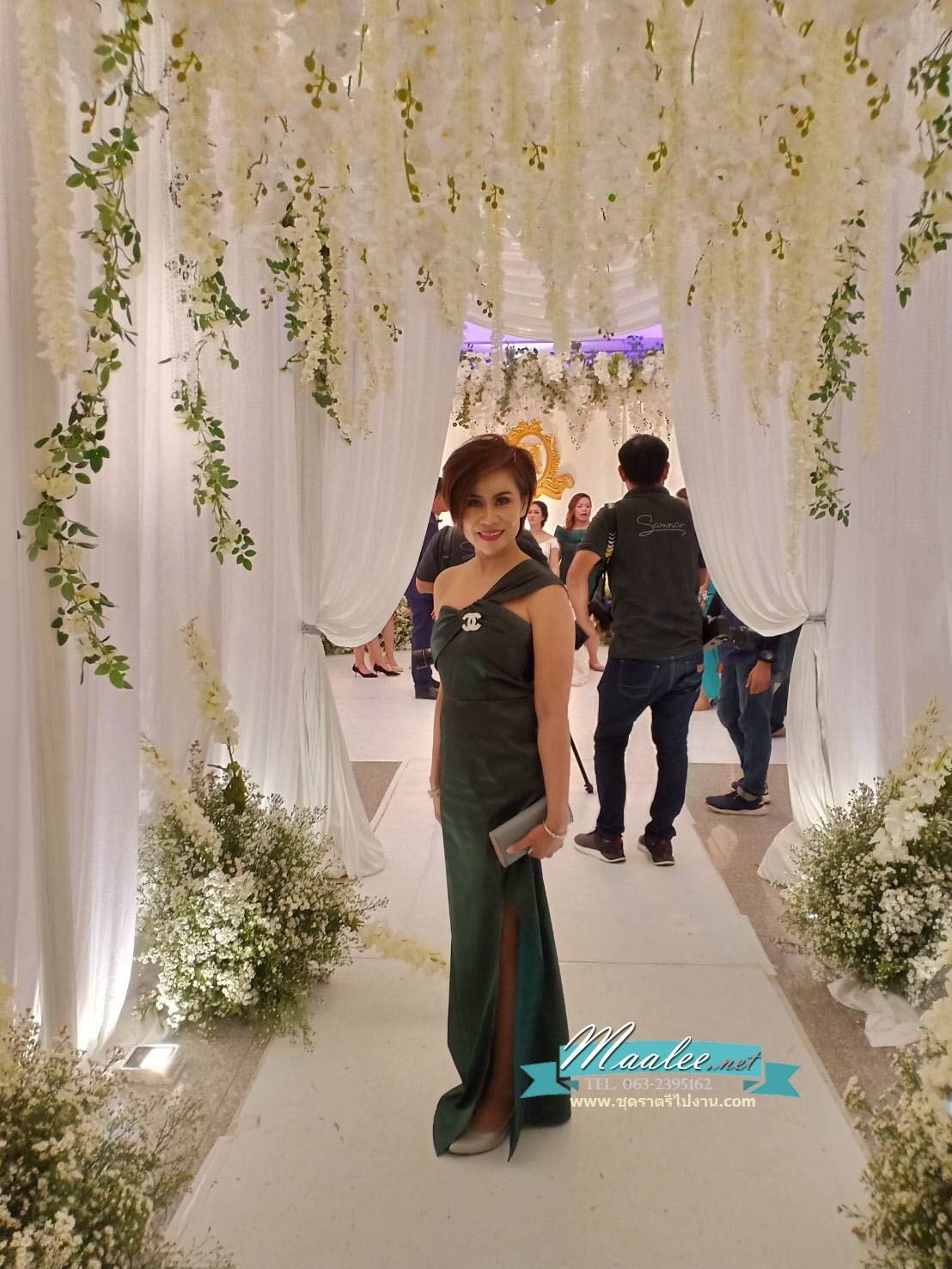 พร้อมเช่า ชุดเดรส เดรสไหล่เดียว ผ้าดัชเชส ไหล่จับเดรป ผ่าหน้าขา สีเขียว