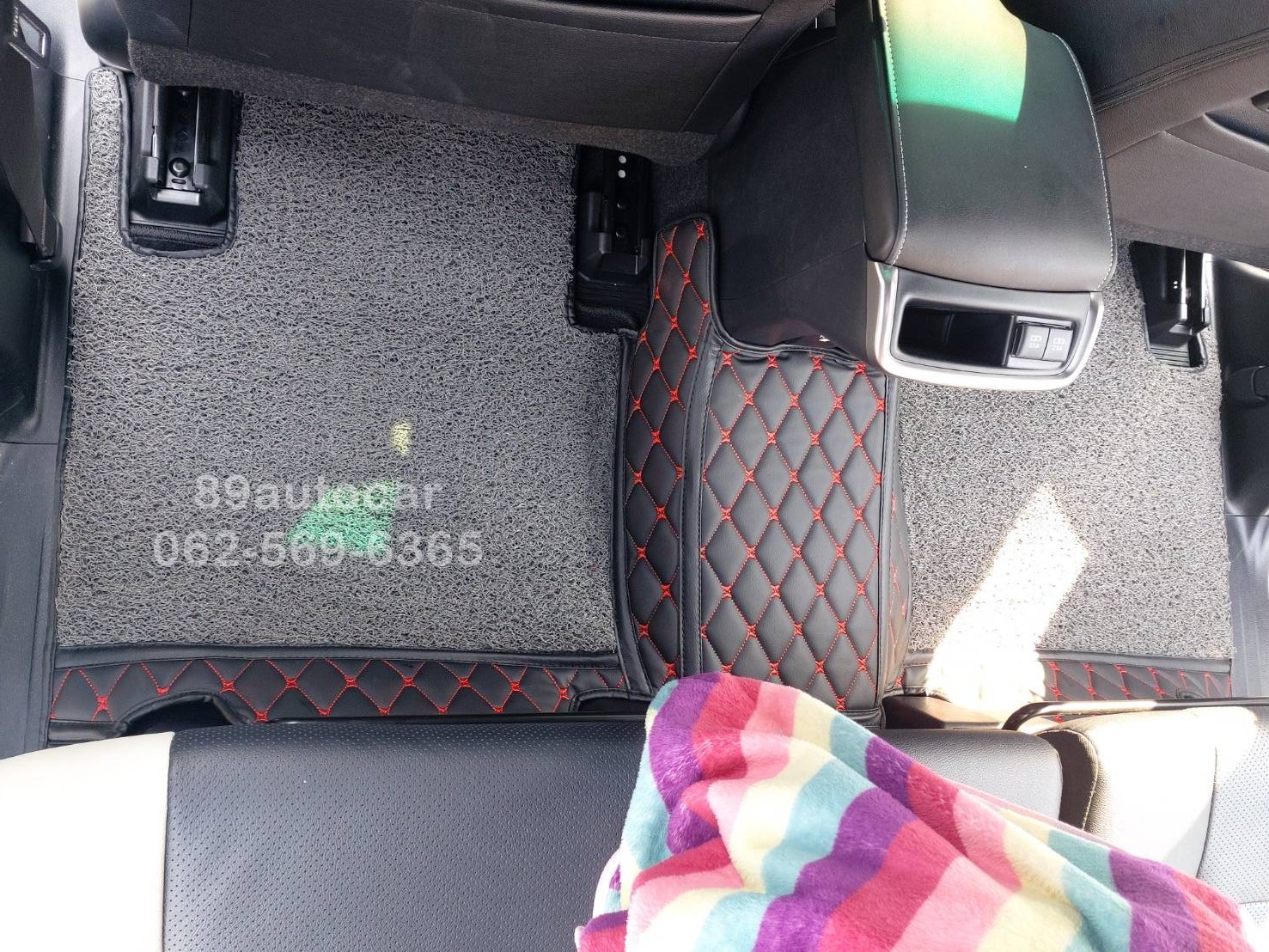 พรมดักฝุ่น Toyota Fortuner 2022 ปูพรม8D สีเทาขอบสีดำด้ายแดง