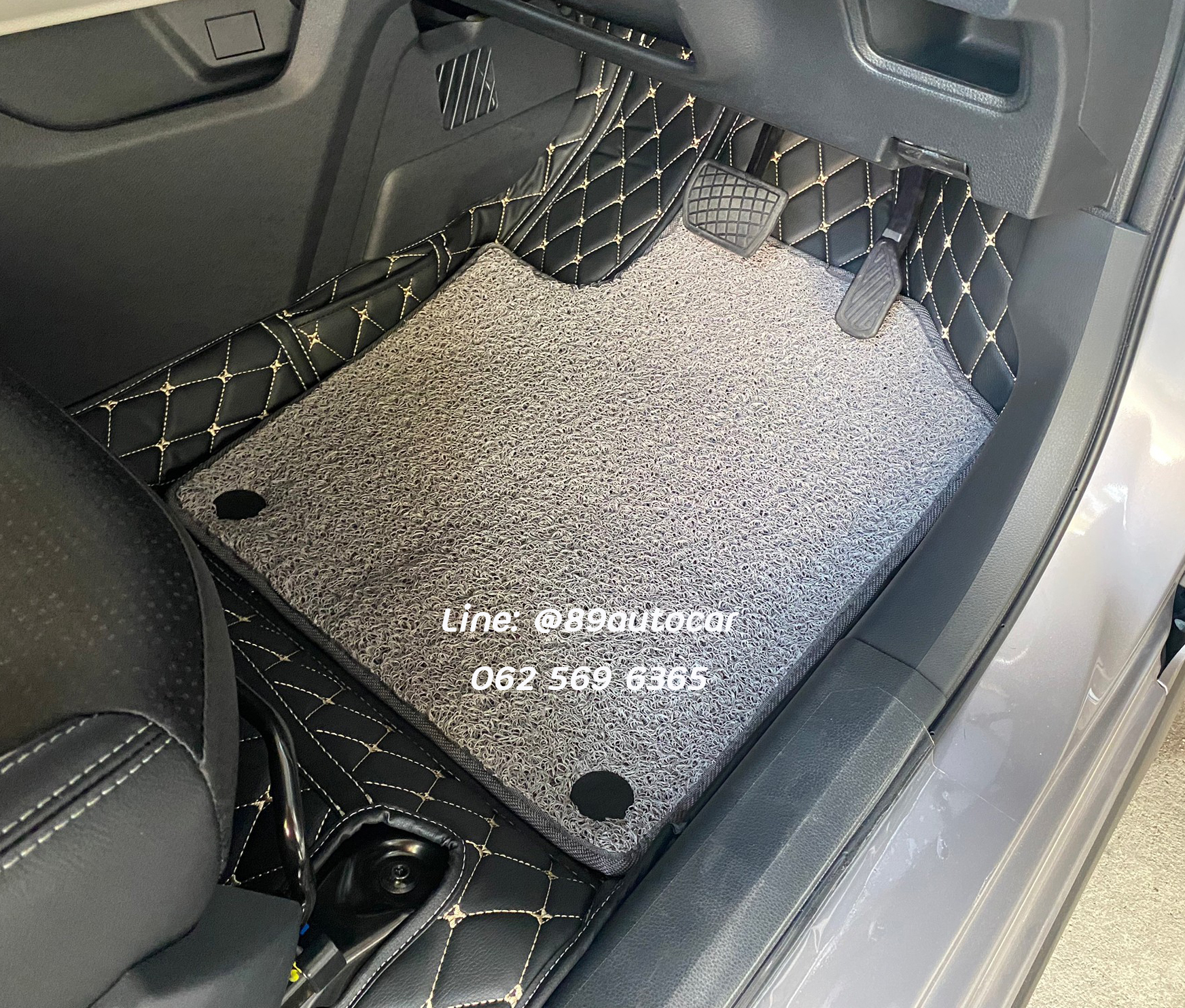 พรมปูพื้นรถยนต์ Toyota Veloz ปูพรม7D สีดำด้ายทอง เสริมด้วยพรมดักฝุ่นสีเทา