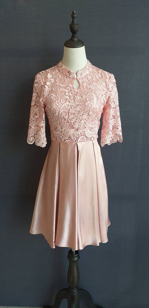 พร้อมเช่า ชุดราตรีสั้น สีโรสโกลด์ ลูกไม้ คอจีนแขนสามส่วน