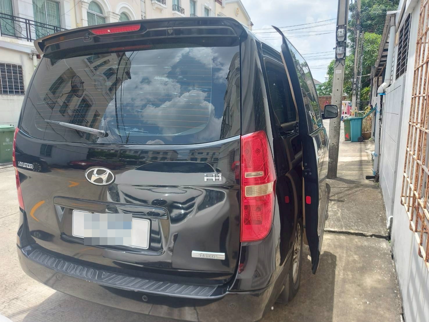 พรมปูพื้นรถตู้ Hyundai H1 Deluxe 2011 ปูพรม6D สีดำด้ายทอง เต็มคัน