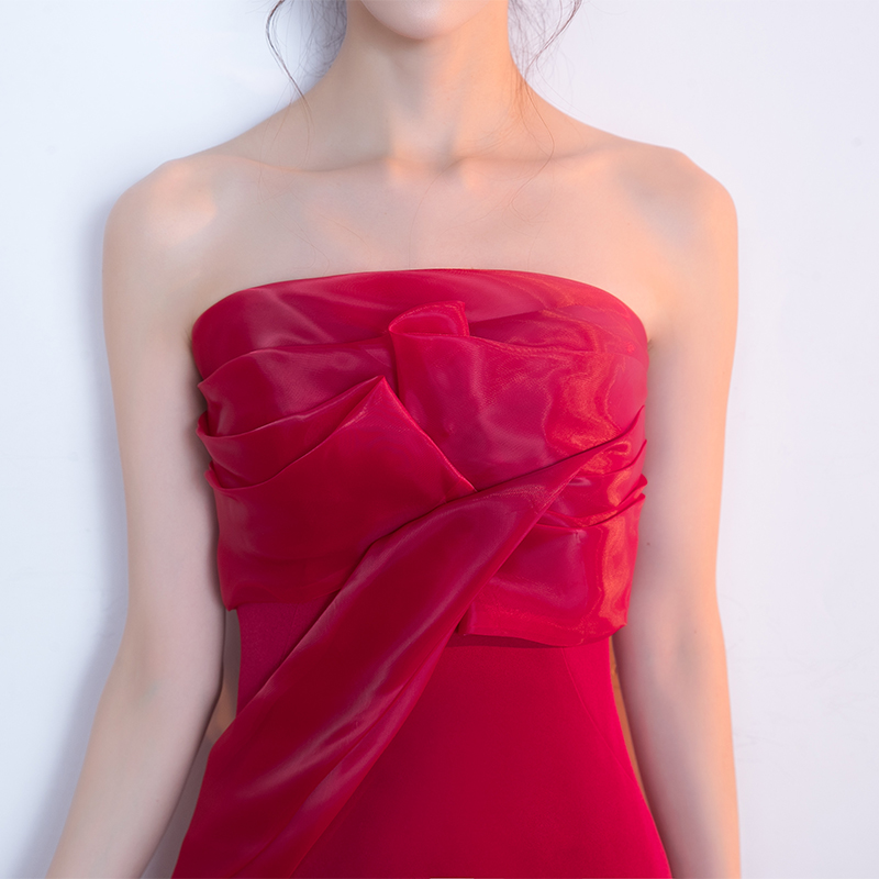 พร้อมเช่า ชุดเจ้าสาว/เพื่อนเจ้าสาว ราตรียาว แบบเกาะอก ทรงหางปลา สีแดง เรียบหรู แต่งผ้าแก้วช่วงอก กระโปรงผ้าซาติน ชายยาว (เชือกผูกหลัง)