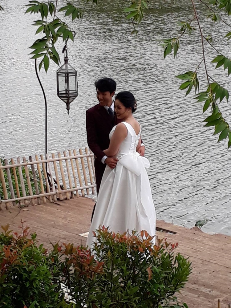 พร้อมเช่า ชุดราตรียาว แบบแขนกุด ผ้าซาตินเรียบหรู แต่งโบว์2ชั้น ช่วงเอว สีขาว (เชือกผูกหลัง)