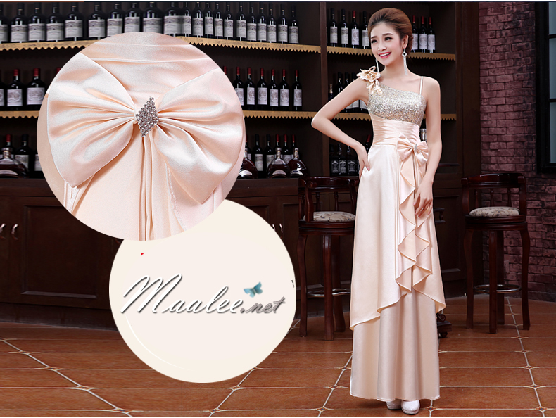 พร้อมเช่า ชุดราตรียาว ไหล่เฉียง สีน้ำเงิน ปักเลื่อมไล่สี จับจีบแต่งโบว์ช่วงเอว ประดับดอกไม้สวยหวานบนไหล่