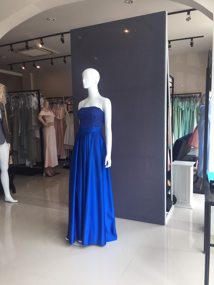 พร้อมเช่า ชุดราตรียาว เกาะอกลูกไม้ ทรงเรียบหรูเนื้อผ้าซาติน แต่งกระเป๋าเก๋ๆ สำเนา