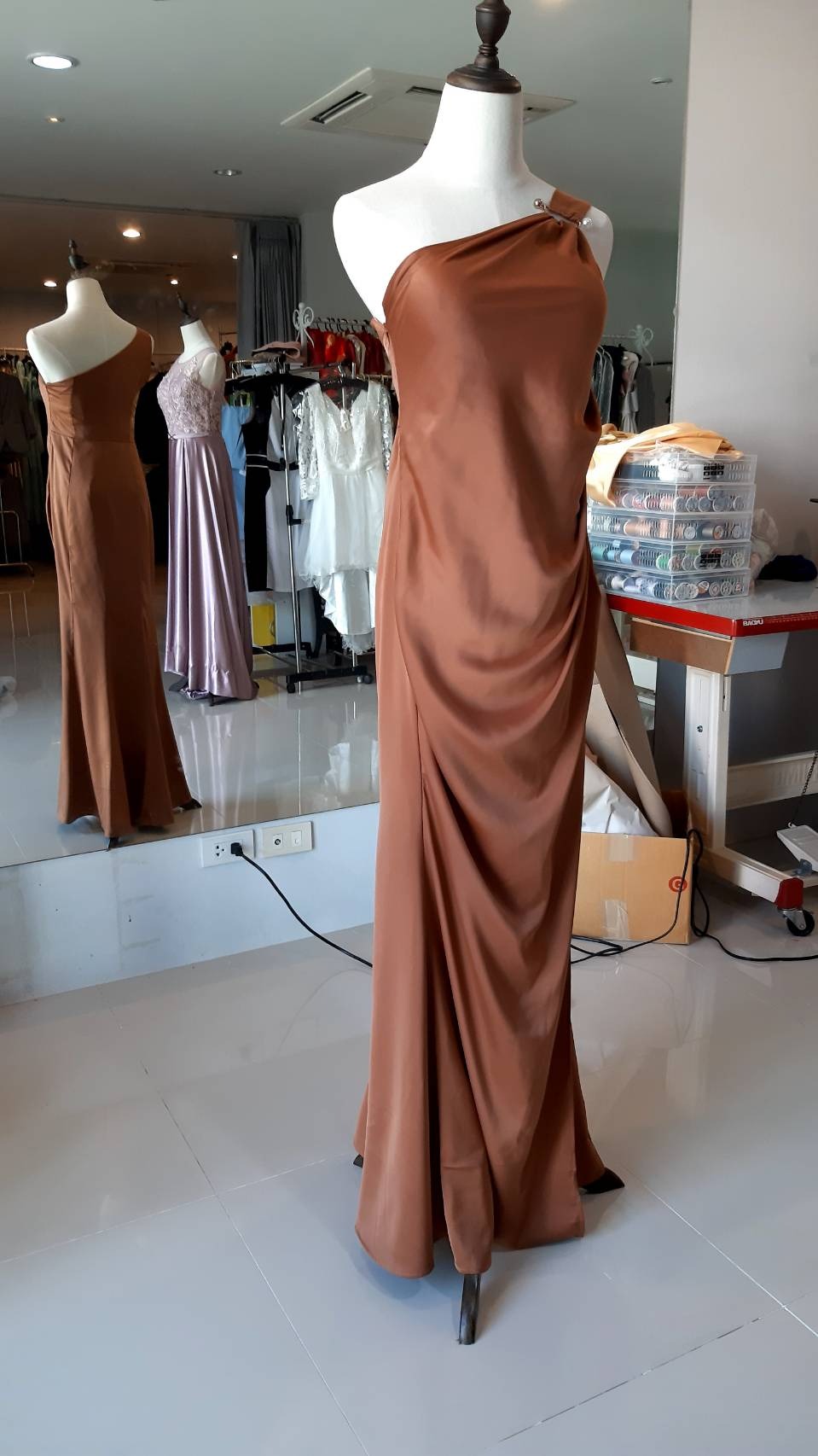 พร้อมเช่า ชุดราตรียาว ชุดเดรส ไหล่เฉียง จับเดรปหน้า สีส้มอิฐ สีน้ำตาล สีเบจ (เฉพาะ S,M)