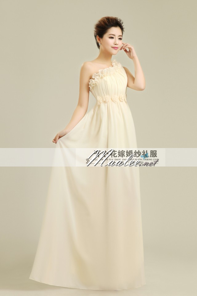 พร้อมเช่า ชุดราตรียาว ไหล่เดียว สีครีม จับเดรปหน้าอก แต่งดอกไม้ตลอดช่วงอกและเอว