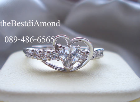 BR411RD+++แหวนหัวใจ ล้อมรัก+++ ดีไซน์ น่ารัก ตรงใจคู่รักมากๆ ใช้เพชรหัวใจขนาด 50 สต( 5*5 mm) อยู่ตรงกลาง และมีขอบทองล้อมเพชรหัวใจอีกที น่ารักม๊ากมากๆๆ