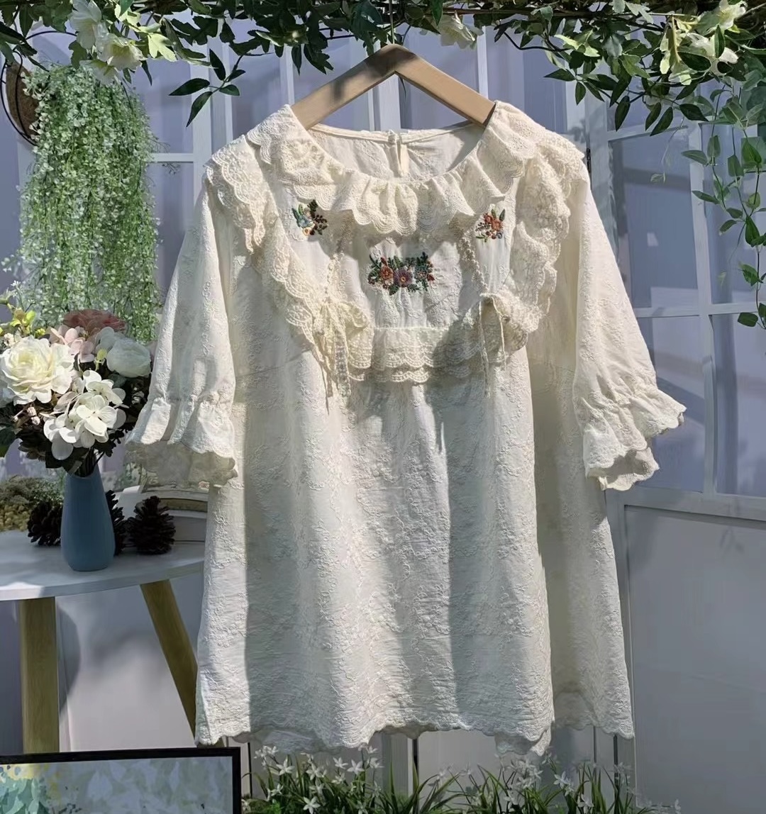 เสื้อผ้าลูกไม้ลายปักแต่งคอระบาย