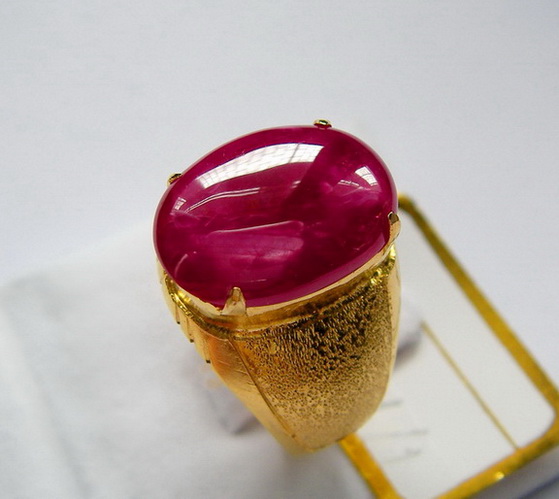 ทับทิมพม่า เนื้อแก้ว สีแดงสดเลือดนก ทรงนูนสวยเนื้อดี ขนาด 16.20x11.88x4.57 mm. นน.10.27 ct.