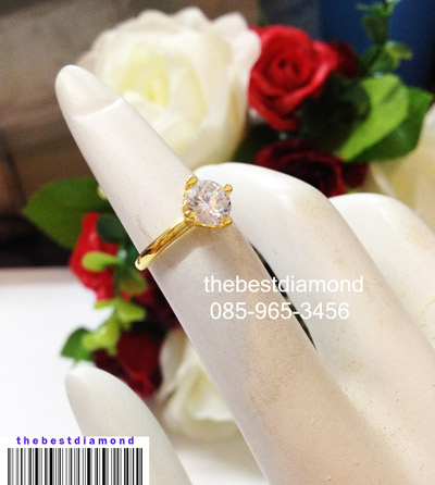 BR974++แหวนเพชรเม็ดเดี่ยวขนาด 80 ตัง ขนาด รูปแบบยอดนิยมวางเพชรเฉียงๆ ดูทันสมัย เหมือนของจริงม๊าก เพชรวิบๆปิ๊งๆใส่แทนแหวนแต่งงานสบายๆ ไม่มีล้าสมัย