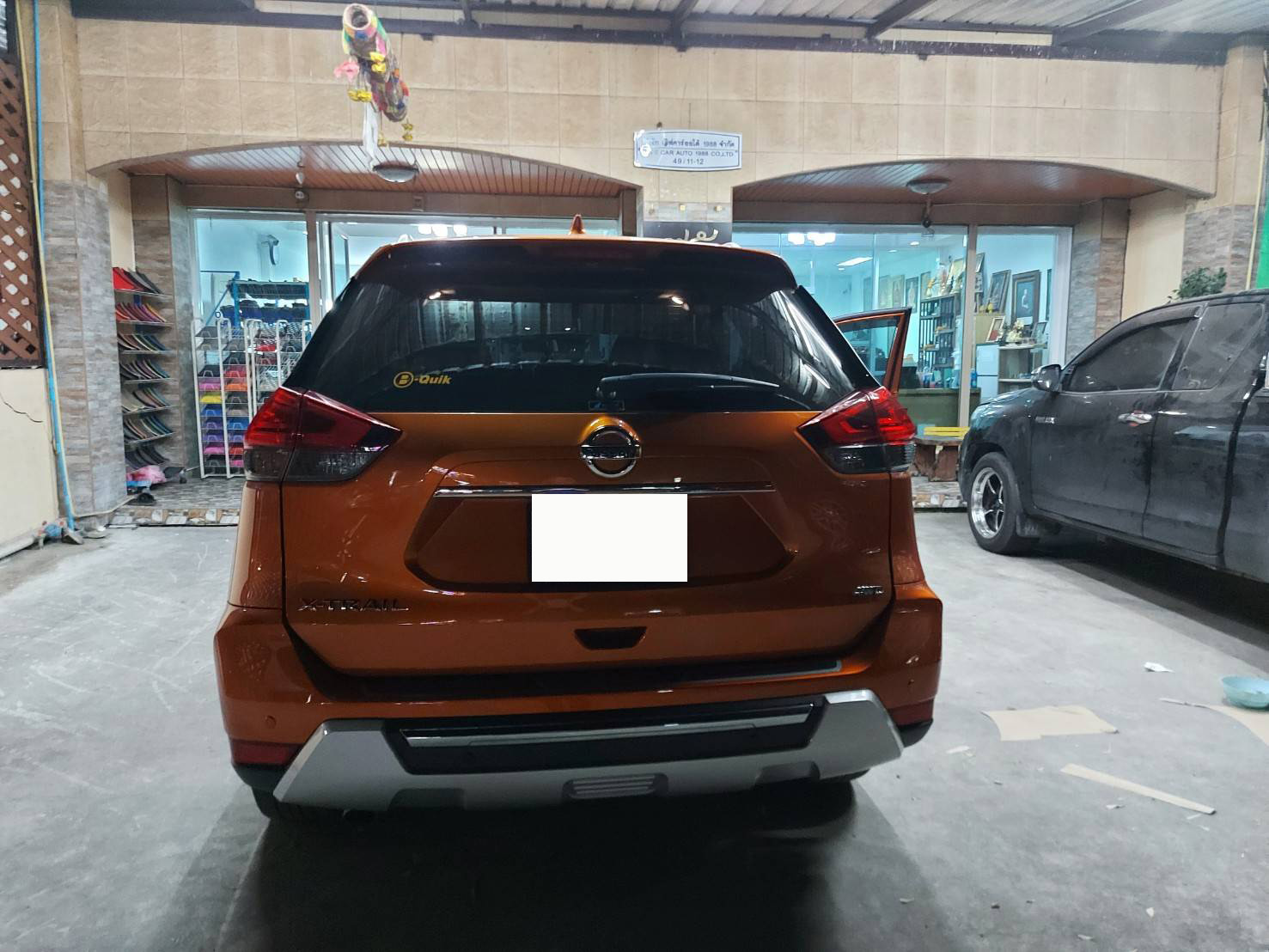 ขายพรมปูพื้นรถยนต์ Nissan X-Trail 7 ที่นั่ง ปูพรม7D สีน้ำตาลเข้ม เสริมด้วยพรมดักฝุ่นสีน้ำตาล