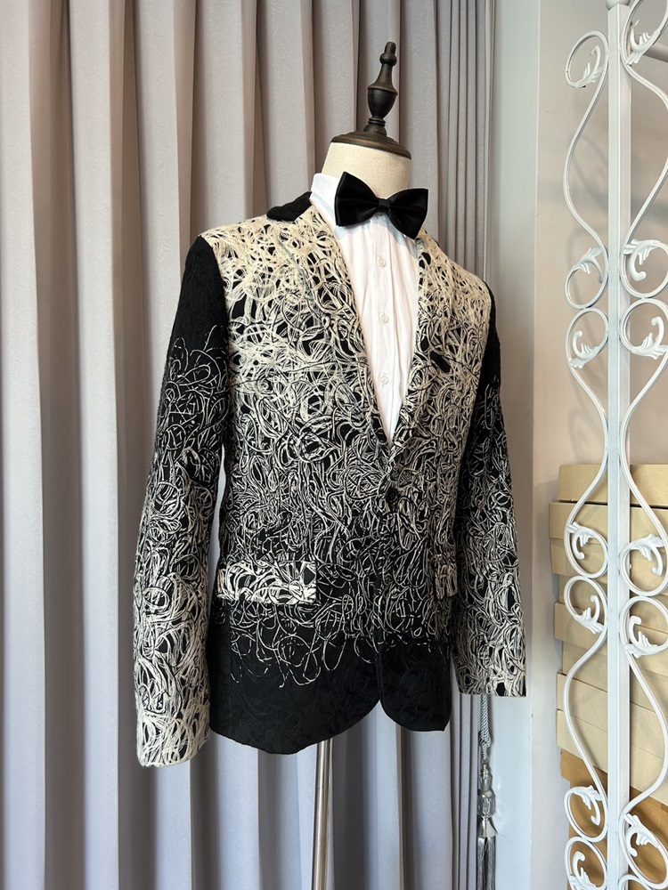 พร้อมเช่า เสื้อสูทชาย สีขาวดำ ปักลายกราฟฟิก กางเกงดำ