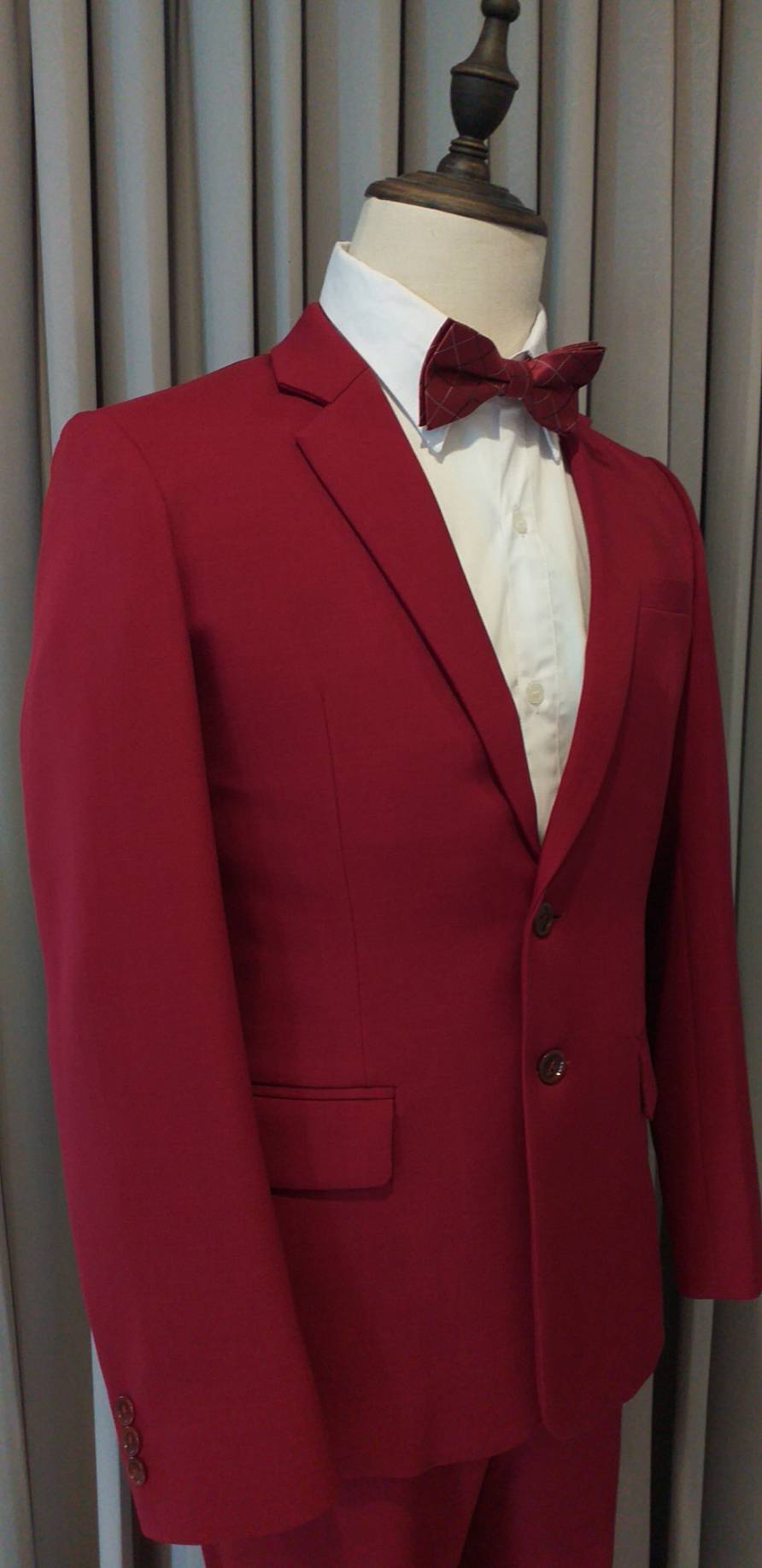 สูทตัดพร้อมเช่า ชุดสูทชาย สีไวน์แดง รุ่นกระดุมสองเม็ด ไม่มีเสื้อกั๊ก