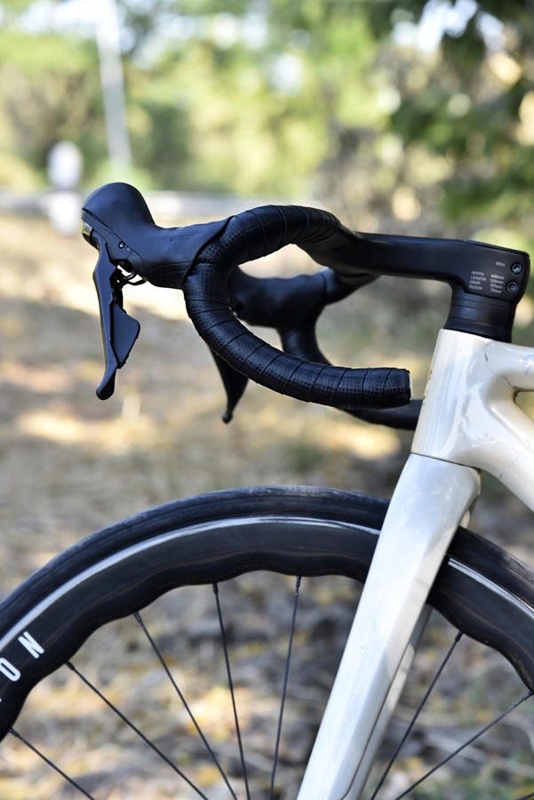 แฮนด์เสือหมอบคาร์บอน อินทิเกรตรุ่น FURRY จากแบรนด์ VISP BUILDER Road Bike Handlebar Integrated มีช่องสำหรับรองรับระบบ Di2 NEW2024