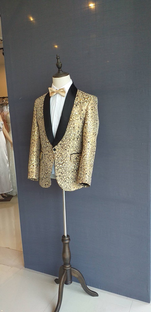 พร้อมเช่า ชุดสูท เสื้อสูทชาย สีทอง ปกทักซิโด้ ทอลาย3มิติ กับกางเกงสีดำ
