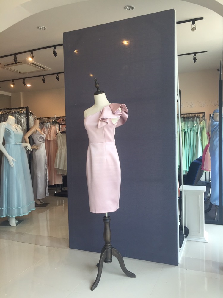 พร้อมเช่า ราตรีสั้น เดรสไหล่เดียว ผ้าดัชเชส ทรงเข้ารูป แต่งระบาย สีชมพู