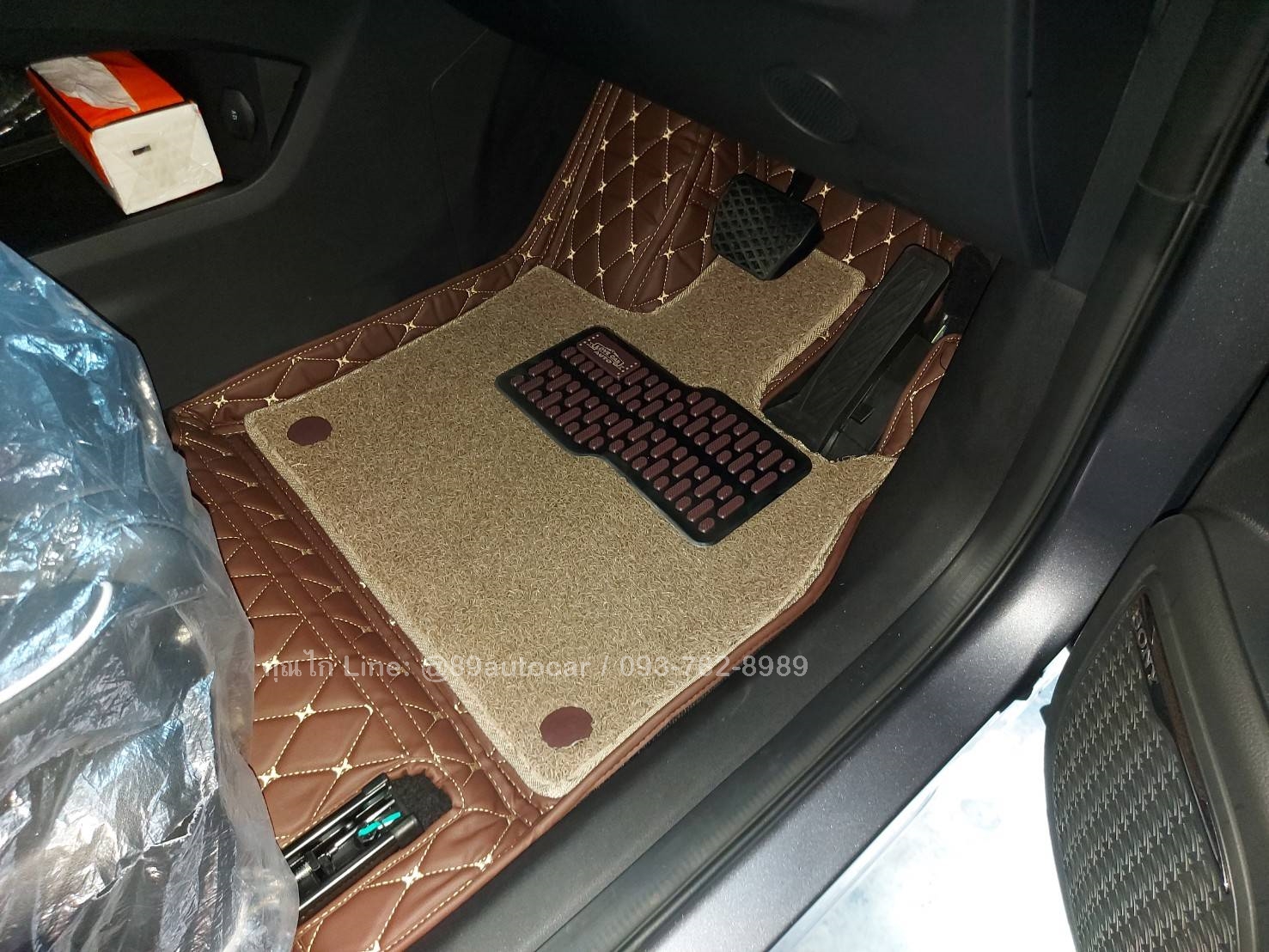 พรมปูพื้นรถยนต์ Omoda C5 (โอโมด้า ซี5) ปูพรม7D สีกาแฟด้ายทองด้ายเดี่ยว เสริมด้วยพรมดักฝุ่นสีครีม เข้ารูป