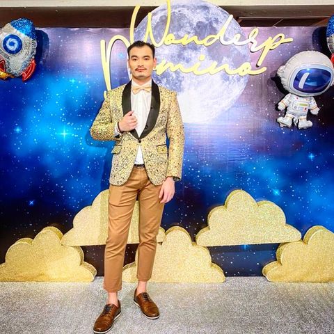 พร้อมเช่า ชุดสูท เสื้อสูทชาย สีทอง ปกทักซิโด้ ทอลาย3มิติ กับกางเกงสีดำ