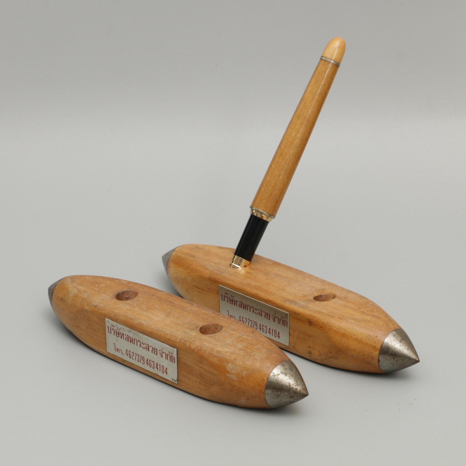 ที่เสียบปากกา รูปทรง กระสวยไม้ งานเก่า ของ บริษัท สหกระสวย จำกัด