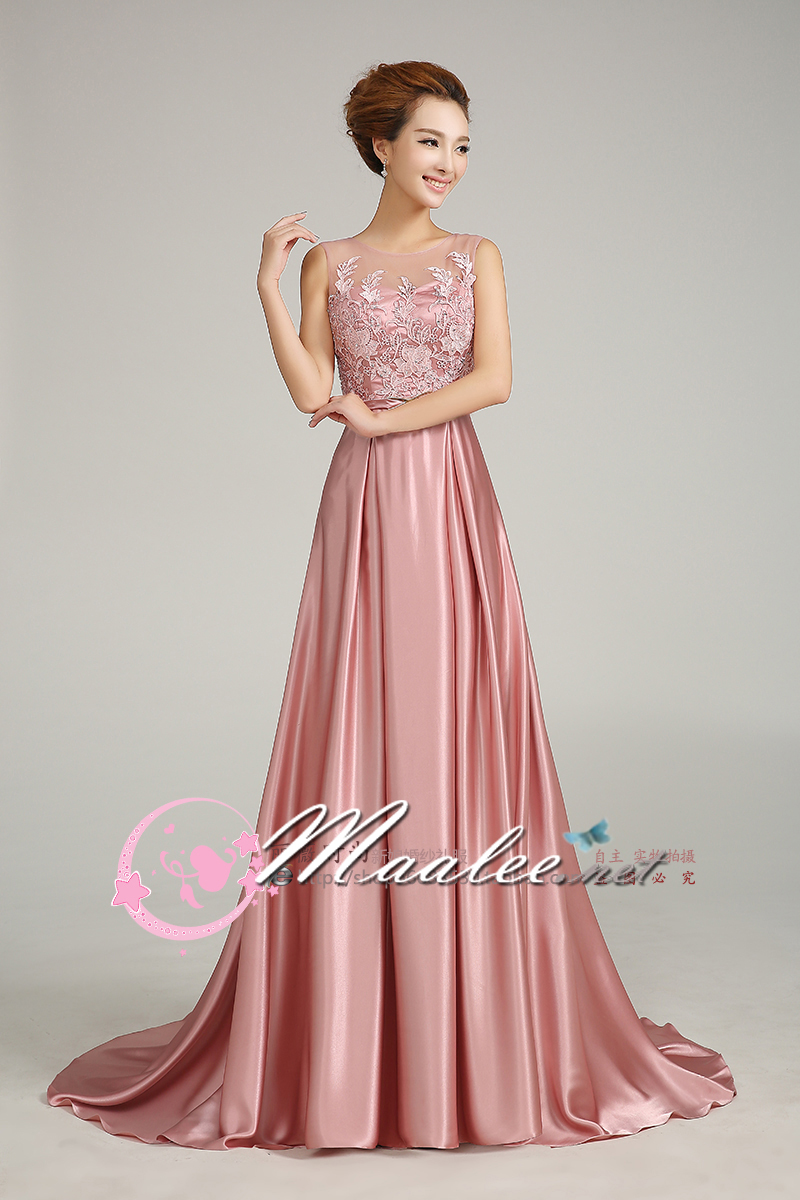 พร้อมเช่า ชุดราตรียาว สีชมพู Nude ปักลูกไม้แต่งเลื่อม ด้านหลังเป็นแบบซีทรู กระโปรงผ้าซาติน ชายยาว