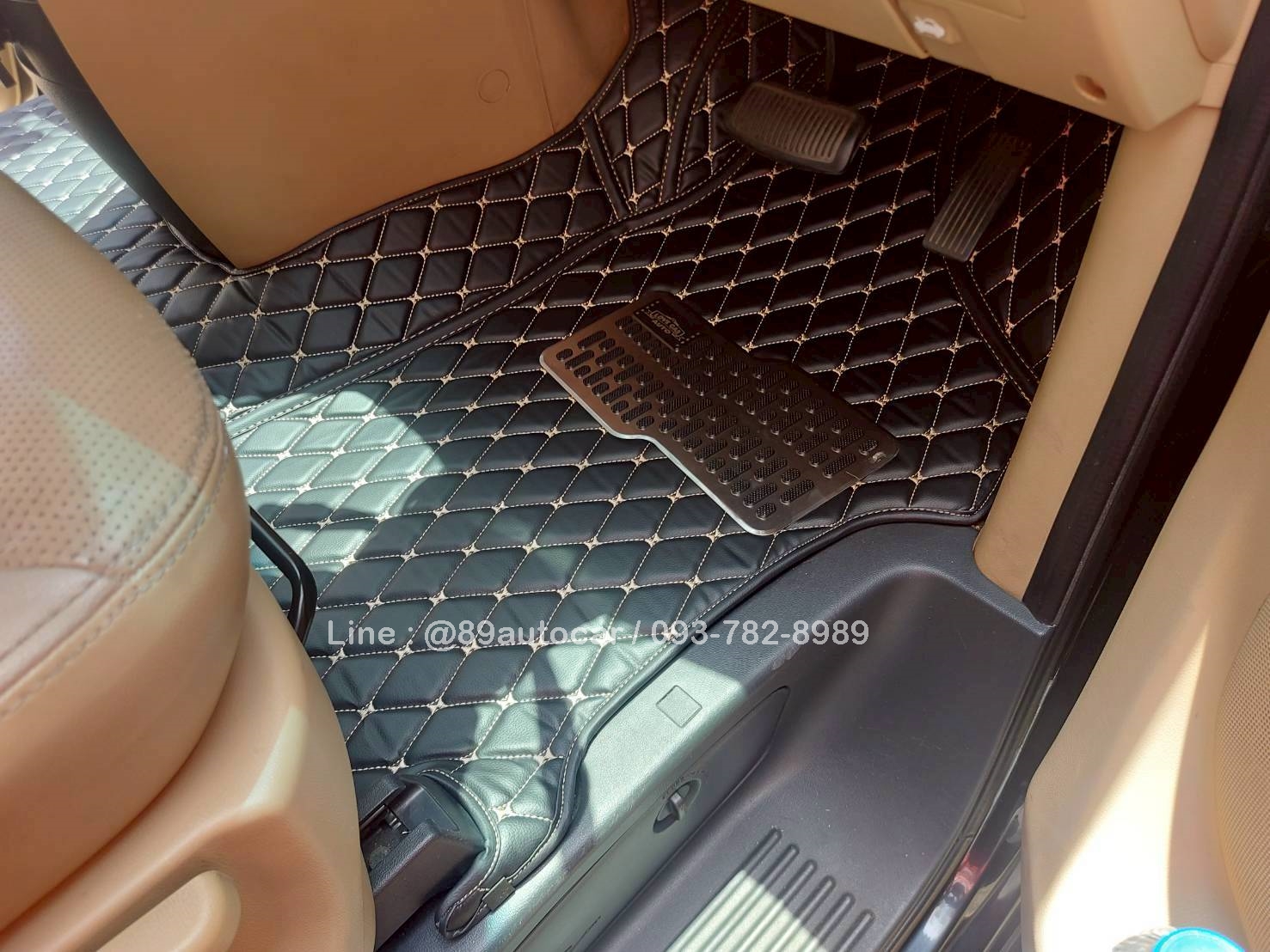 พรมปูพื้นรถตู้ Hyundai H1 Deluxe 2011 ปูพรม6D สีดำด้ายทอง เต็มคัน