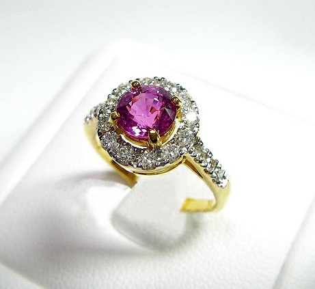 Songea sapphire unheated ซองเจียแดงอมม่วง พลอยดิบเปลี่ยนสีแดงและม่วง สีสวย (พลอยหายาก) ขนาดพลอย 5.89 x 3.98 mm. VVS นน.1.17 ct.เพชร 0.435 ct.