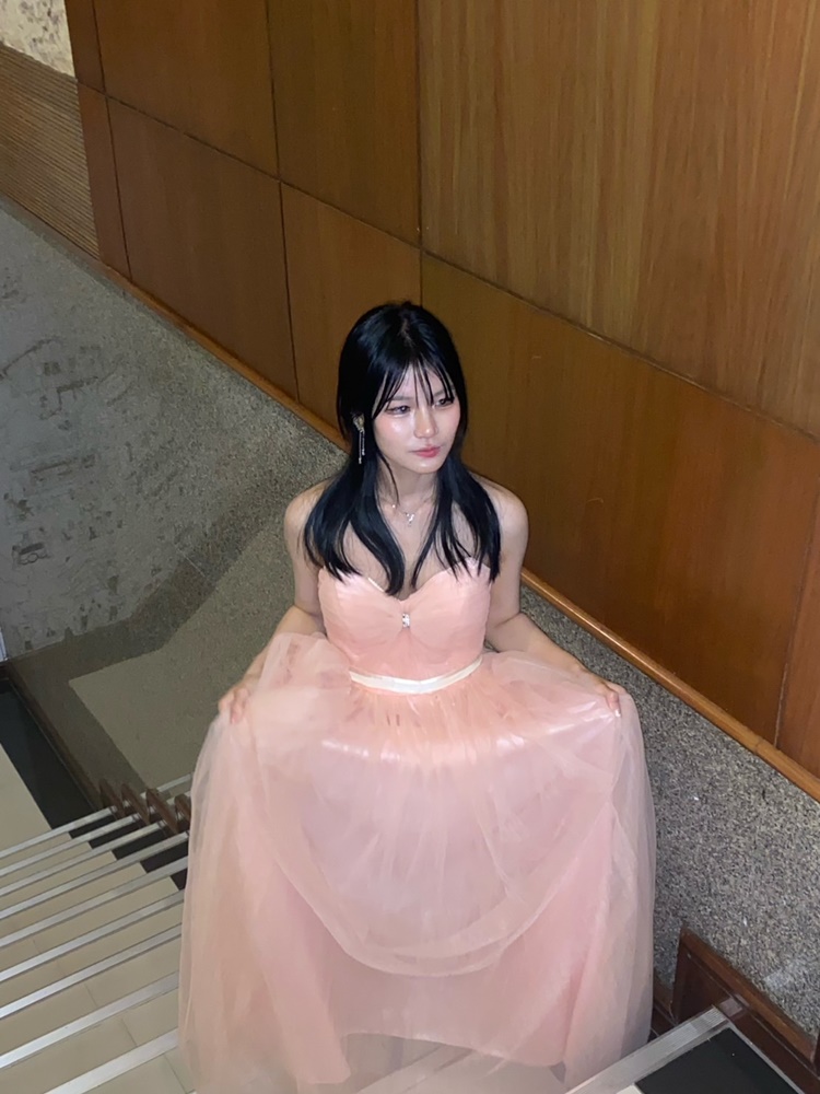 พร้อมเช่า ชุดราตรียาว เกาะอก ผ้าตาข่ายนิ่มทั้งชุด อกจับจีบ แซมด้วยแผงคริสตัล & คาดเอวริ้บบิ้นผูกโบว์ สีชมพูโอโรส (ซิปหลัง)