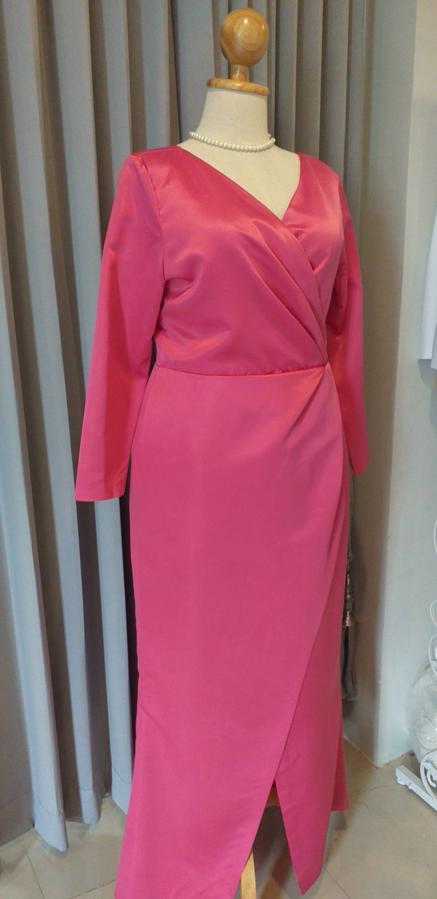 พร้อมเช่า ชุดราตรียาว สำหรับสาวอวบ แขนยาว สีชมพูบานเย็น ผ้าซาติน