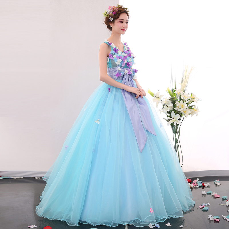 พร้อมเช่า ชุดแฟนซียาว แบบแขนกุด กระโปรงผ้าแก้ว ช่วงบนเป็นผ้าตาข่าย แซมด้วยดอกและผูกโบว์ช่วงเอว สวยมาก สีฟ้า (เชือกผูกหลัง)