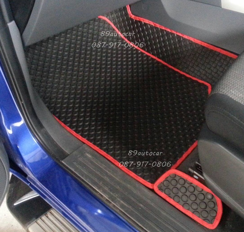 พรมรองพื้นรถยนต์ Mazda BT-50 4 ประตู ลายกระดุมสีดำขอบแดง