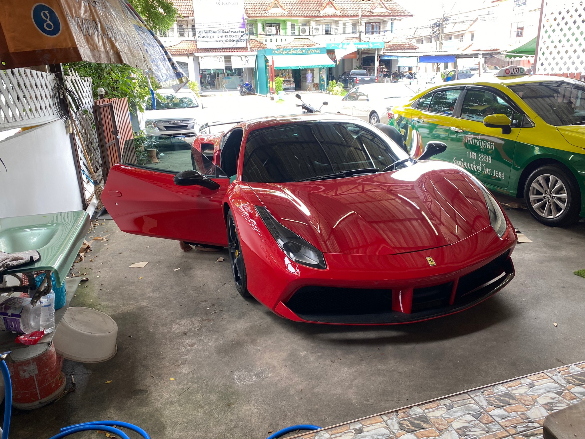 พรมรถยนต์ Ferrari 488 GTB (เฟอร์รารี่ 488 จีทีบี) ปูพรม6D สีดำด้ายแดง ลายเคฟล่า
