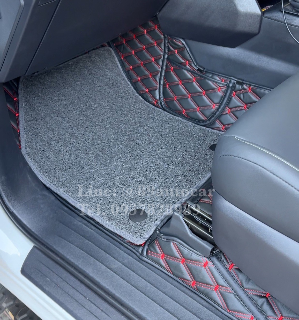 พรมรถกระบะ Toyota Travo 4 ประตู ปูพรม7D VVIP สีดำด้ายแดง เสริมไวนิลดักฝุ่นสีเทาเข้ม