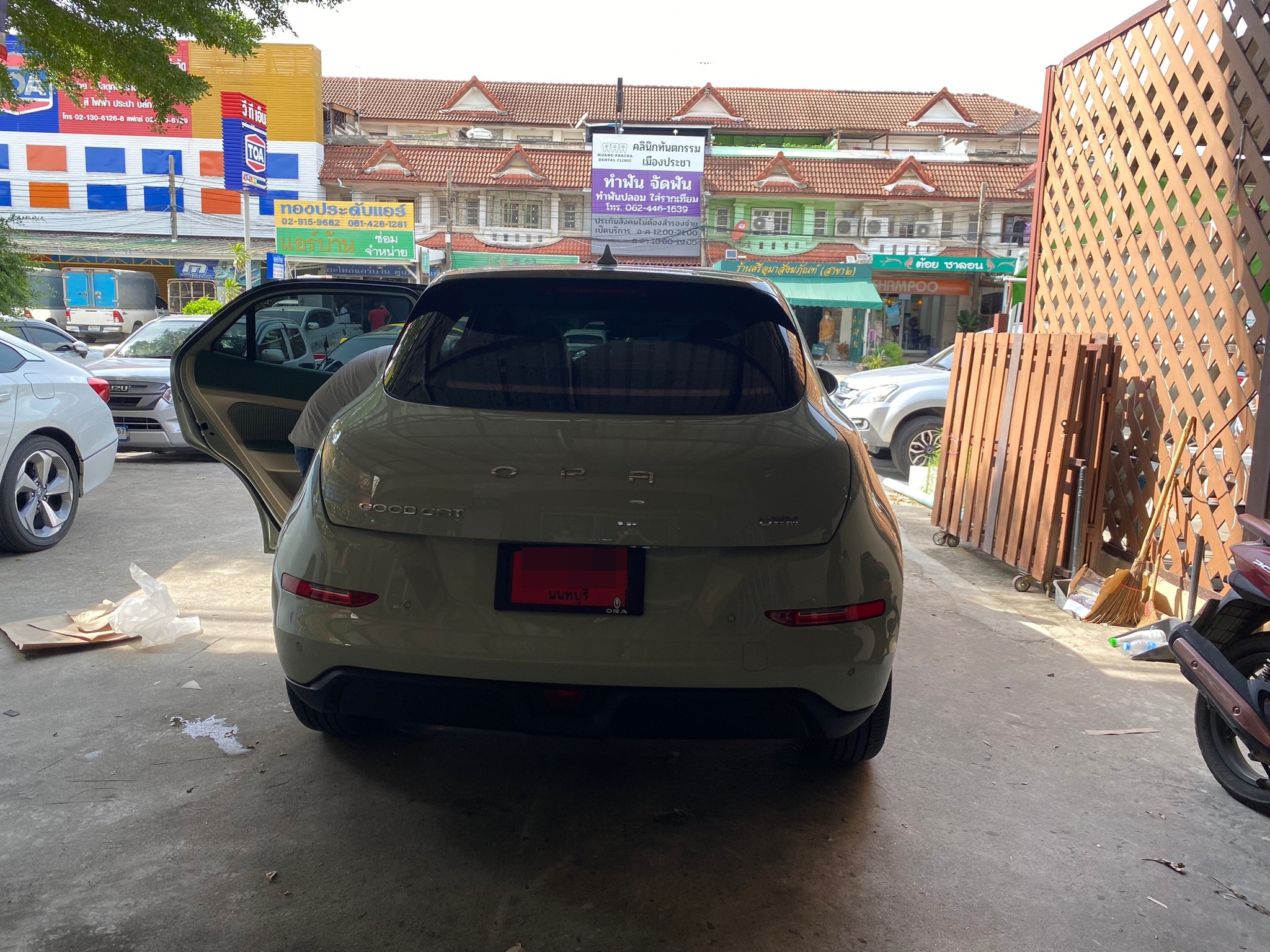 พรมปูพื้นรถยนต์ Ora Goodcat ปูพรมVVIP ด้ายคู่ สีเขียวด้ายทอง + ไวนิลดักฝุ่นสีครีม