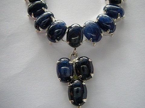 นิหร่าพม่า จากบ่อม๊กก๊ก เป็นบ่อพลอยเก่าของพม่า ที่มีพลอยเนื้อดีสีสวย รวม 32 เม็ด ต่อเม็ดหนักประมาณ 4-5 ct. น้ำหนักกว่า 144 ct. ราคาโทรถาม