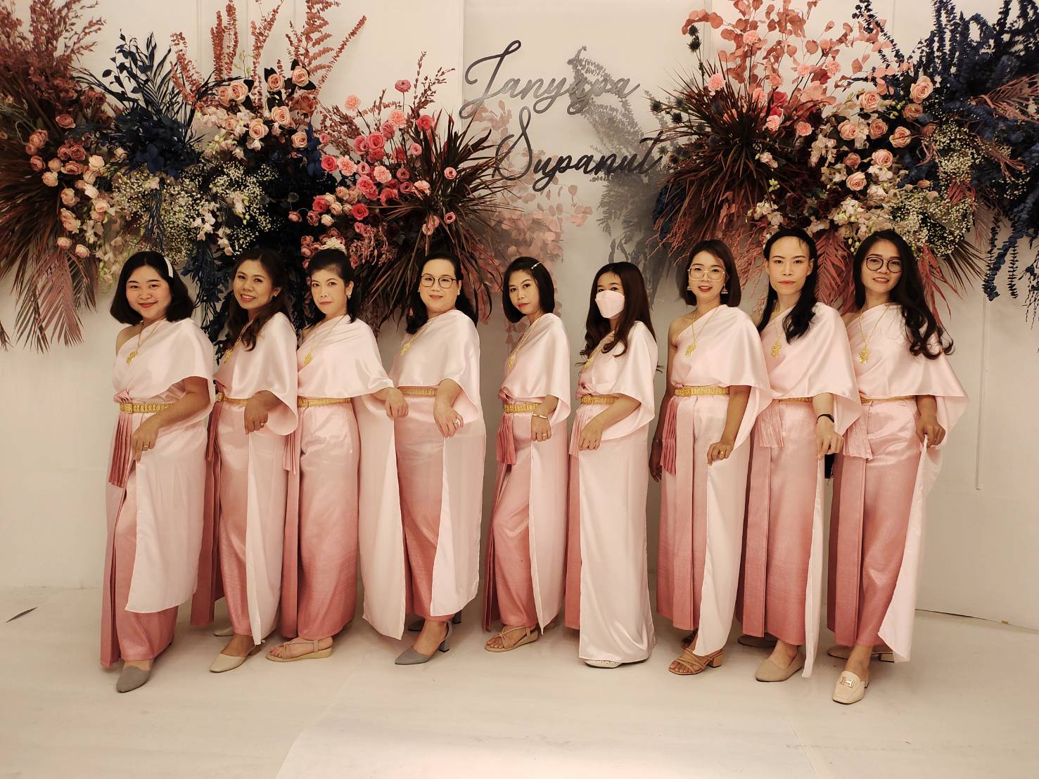 เช่า ชุดไทย ชุดเพื่อนเจ้าสาว ชุดไทยผ้าถุงสีชมพูไล่สี สไบเรียบ สีครีมงาช้าง