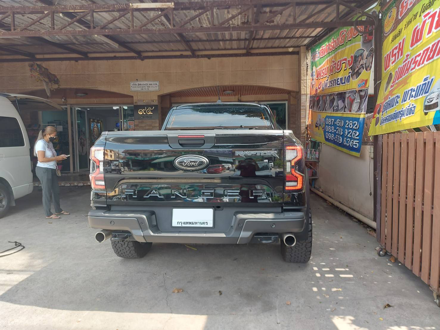 Ford Ranger (ฟอร์ด เรนเจอร์) 2023 ปูพรมVVIP สีดำด้ายดำ เสริมพรมดักฝุ่นสีเทา