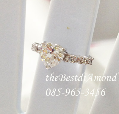 BR427RD++แหวนเพชรCZ รูปหัวใจ มีบ่าข้างแบบทันสมัย ดูดี intrend มากๆๆ แบบออกมาจากร้านจิวเวลลี่เลย เพชรสวยวิ๊งๆ ใส่ติดนิ้วได้เลยค่ะ สวยสุดๆ