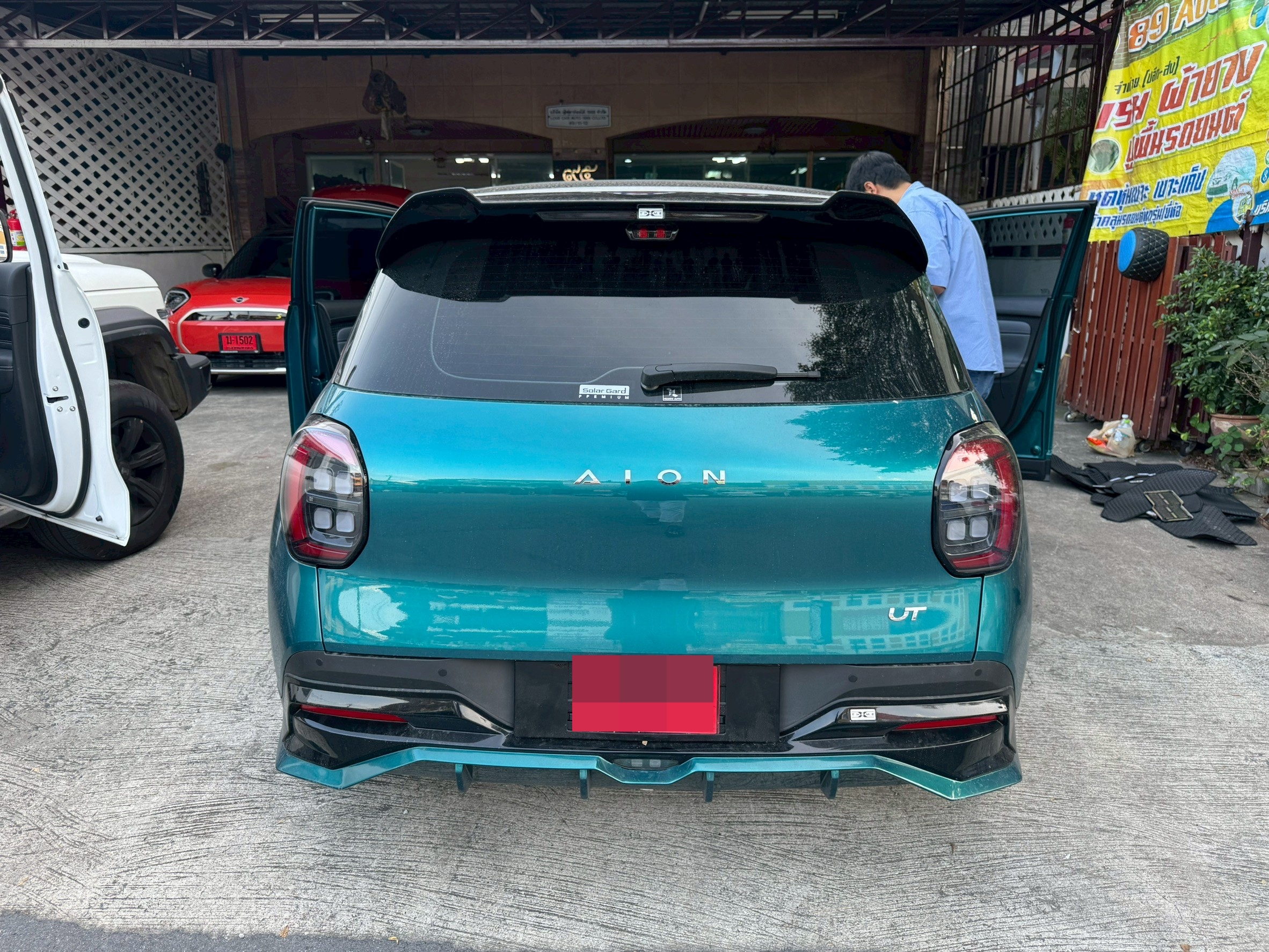 พรมปูพื้นรถยนต์ Aion UT ปูพรม7D VVIP ด้ายคู่ สีดำด้ายดำเสริมด้วย กระดุมเล็ก PVC สีเทา