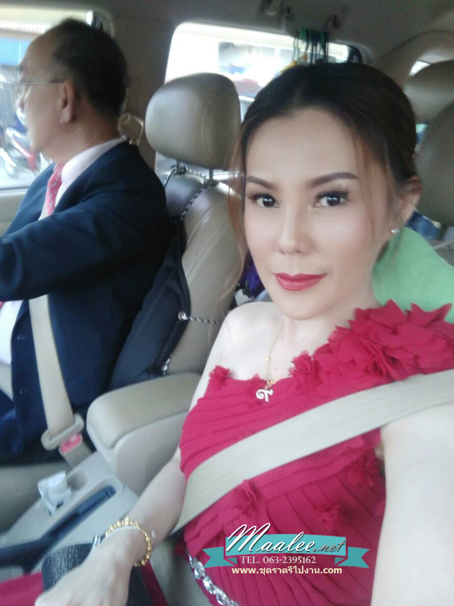 พร้อมเช่า ชุดราตรียาว ไหล่เดียว ผ้าชีฟองคาดเพชรที่เอว แต่งดอกสวย สีไวน์แดง