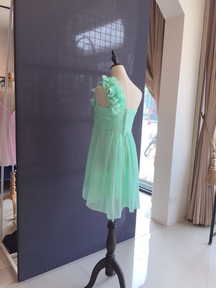 พร้อมส่ง ชุดราตรีสั้น ไหล่เดียว จับเดรปหน้าอก แต่งระบายช่วงไหล่ สีเขียวอ่อน